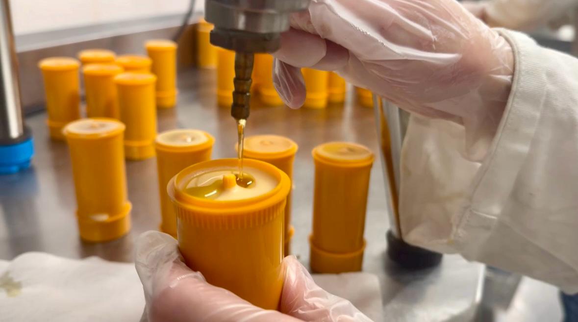Recharge de baume chauffant IZOM Athlétique coulée artisanalement à la main dans un laboratoire en Île-de-France, garantissant qualité et savoir-faire cosmétique.
