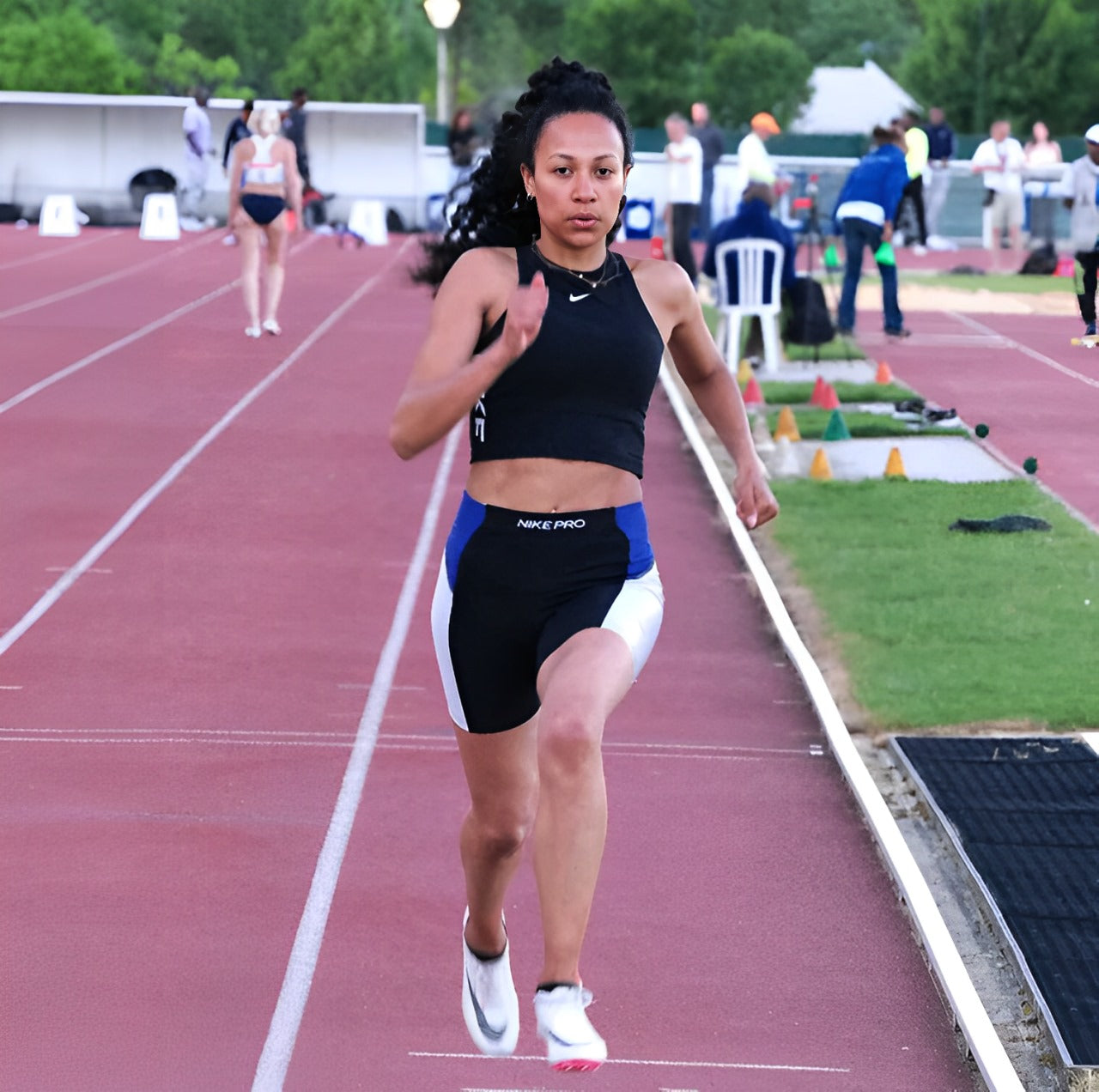 Fondatrice d’IZOM Athlétique en pleine compétition de sprint, incarnant l’engagement et la performance au cœur de la marque.