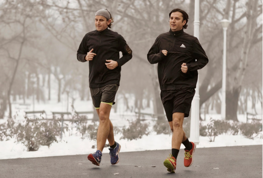 Sportifs pratiquant la course à pied dans un cadre hivernal 
