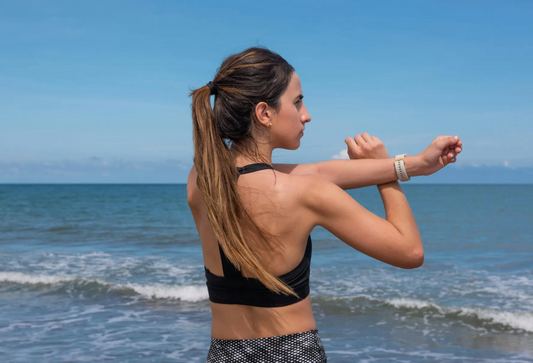 Femme s'entraînant à la plage