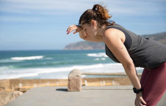 Femme après un effort devant la mer