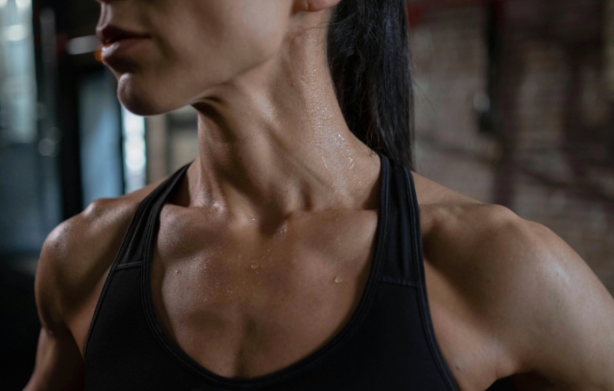 femme sportive transpirant