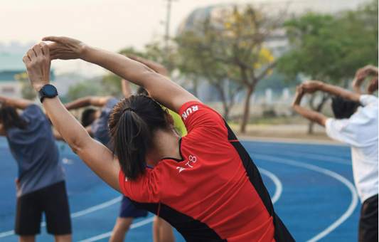 Groupe s'étirant sur une piste d'athlétisme