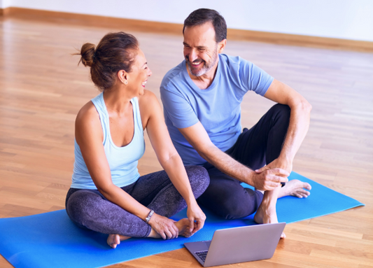 Une homme et une femme su un tapis de sport