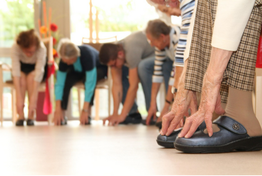 Seniors en train de faire des exercices