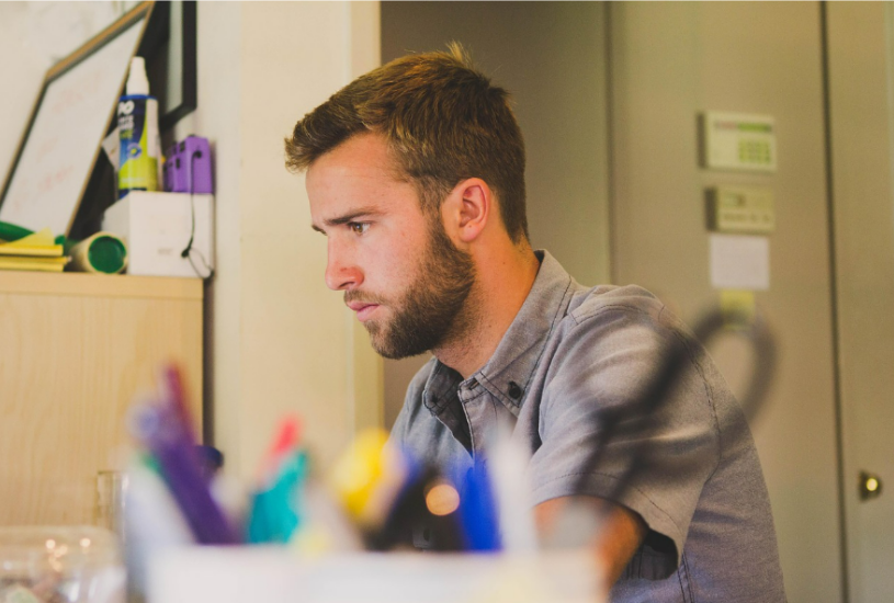 Homme travailant dans un bureau