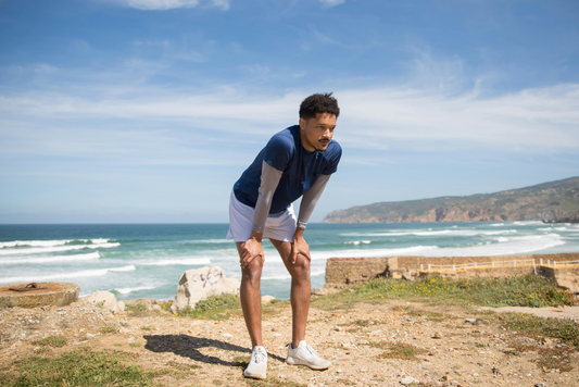Sportif après un effort, mains sur les genoux