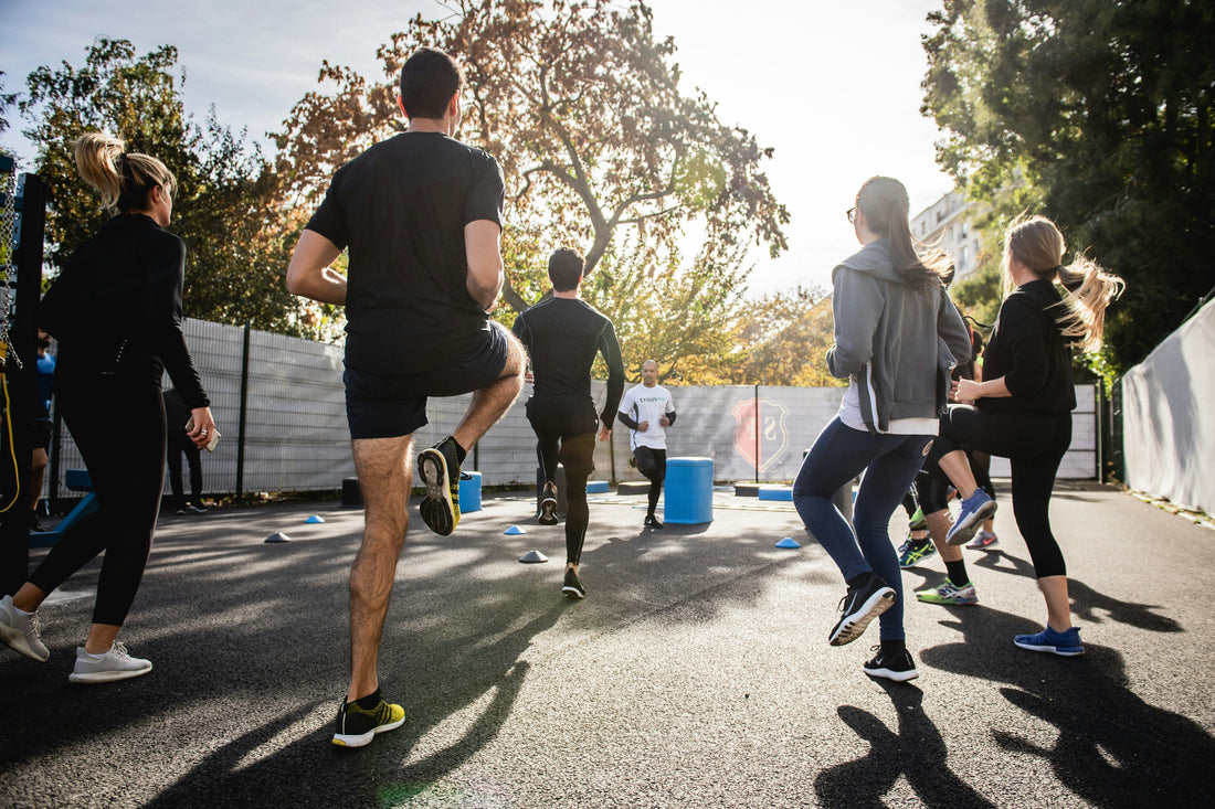 Sportifs s'échauffant ensemble