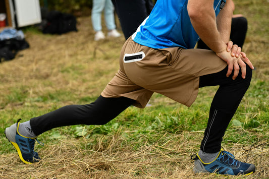 Sportif s'échauffant les jambes