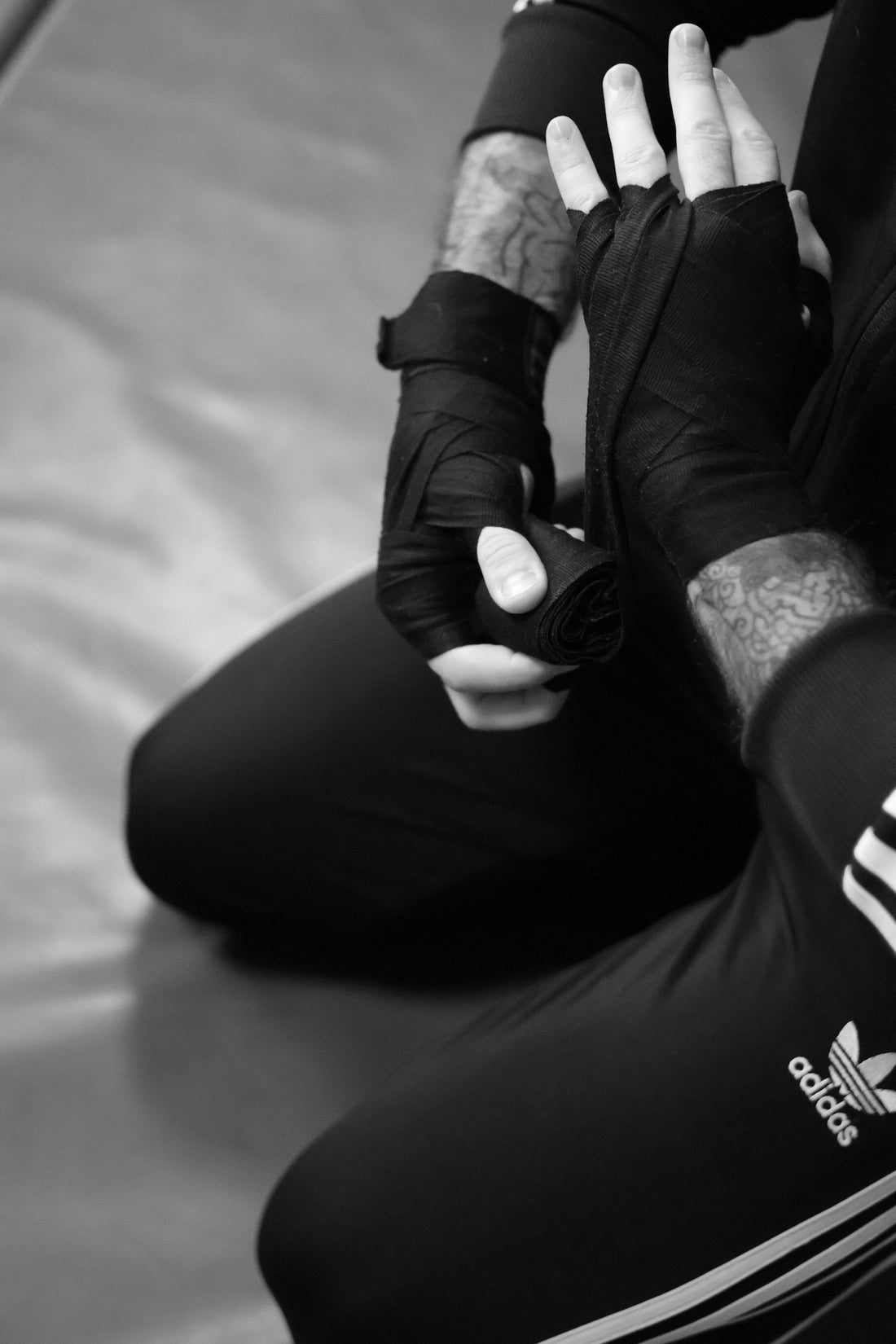 athlète se préparant pour la boxe avec des bandages à mains dans une salle de spor