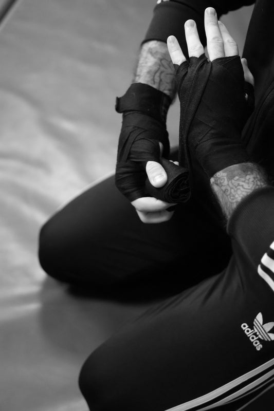 athlète se préparant pour la boxe avec des bandages à mains dans une salle de spor