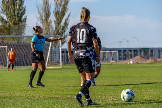 Footballeuse sur le terrain de foot