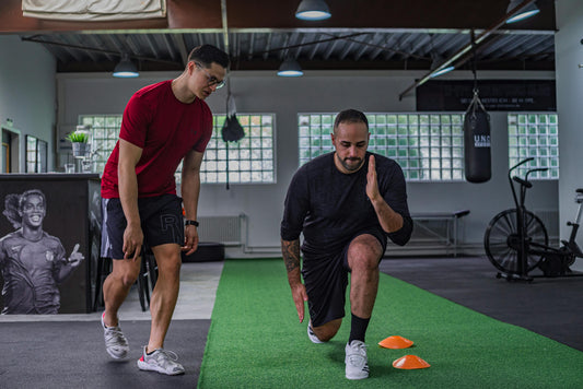 Deux hommes s'entrainant dans une salle de sport
