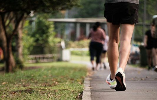 Zoom sur des jambes en train de courir