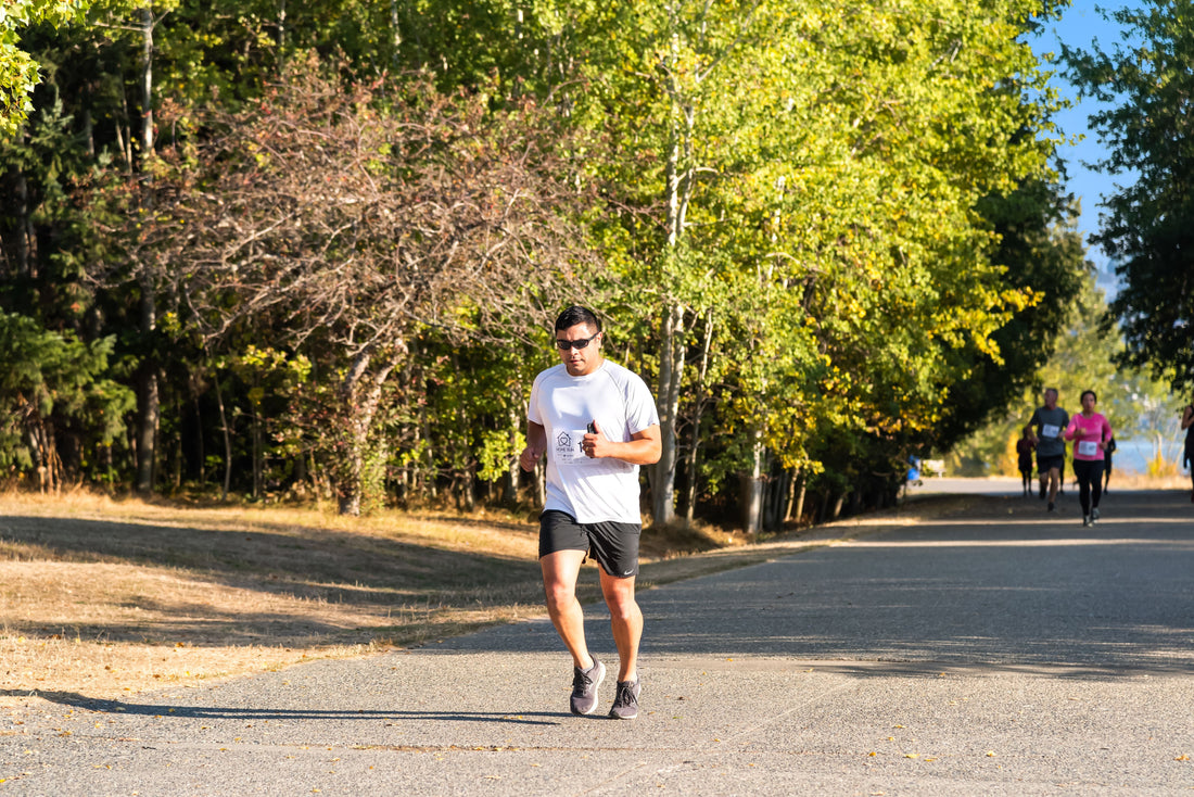 Homme en teue de sport pratiquant la course à pied