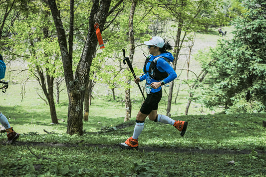 Femme en pleine forêt en plein trail