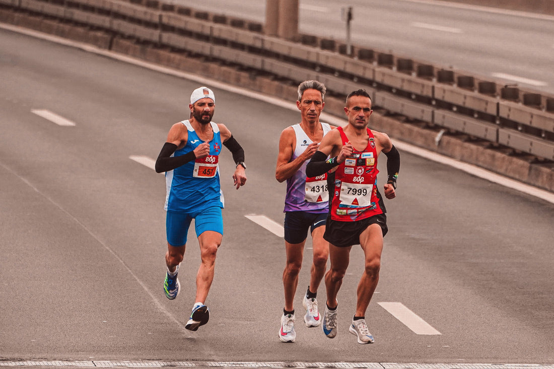 Hommes réalisant un marathon